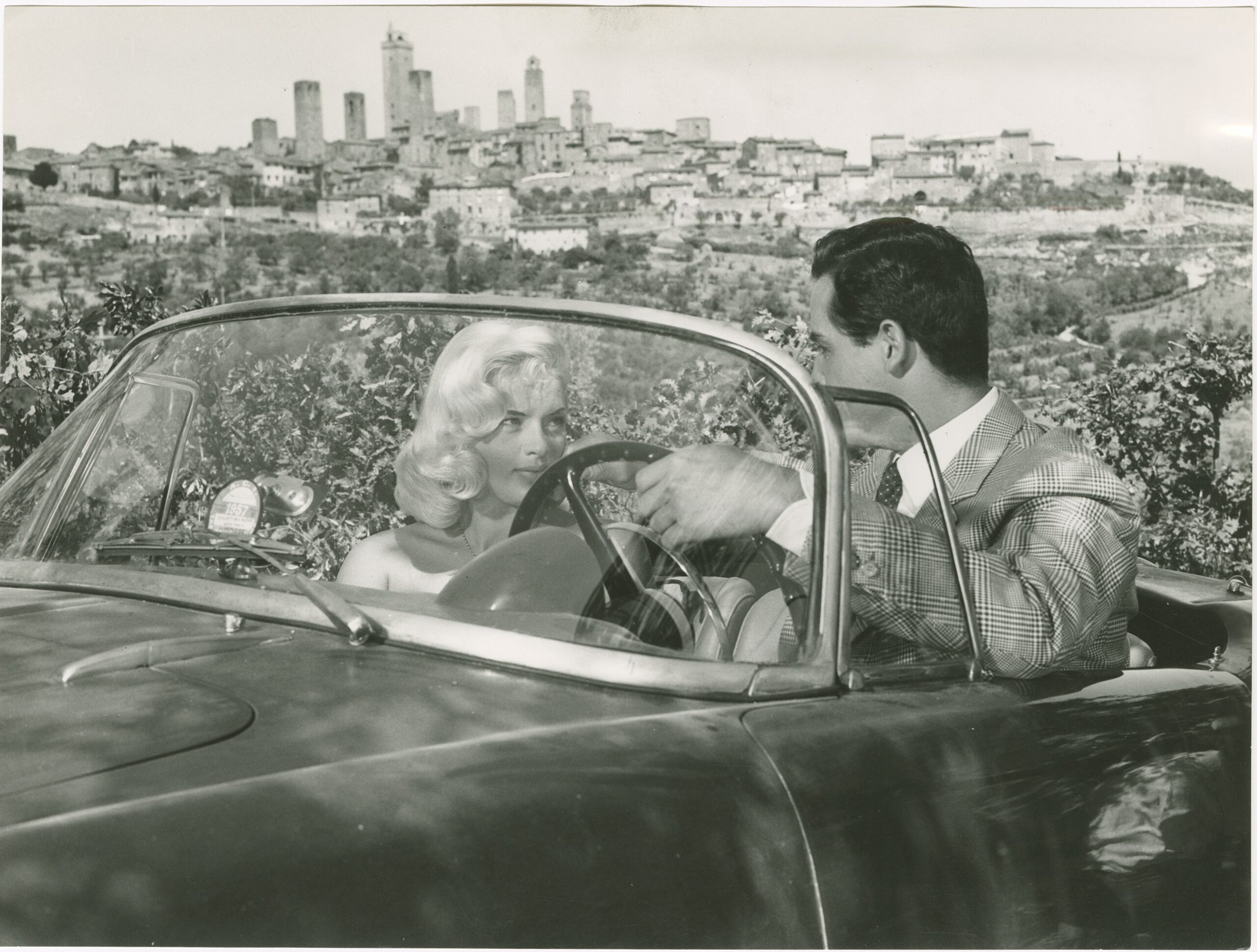 Photo Diana Dors and Vittorio Gassman in a scene from La ragazza del Palio a 1957 film directed by Luigi Zampa 1957 Touring Club Italiano 04 1654 scaled