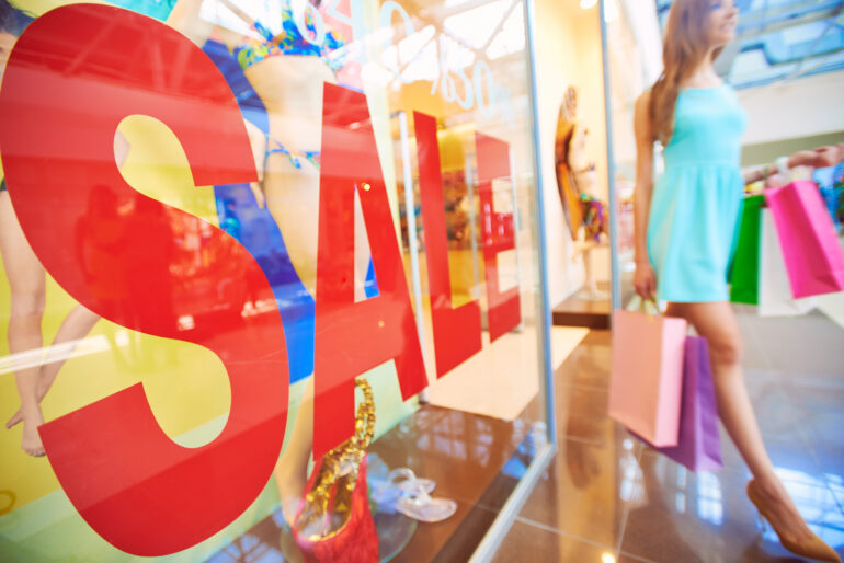 Saldi estivi 2025: oltre 700 milioni di euro spesi dagli italiani