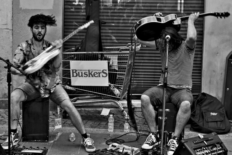 Ferrara Buskers Festival 2025: un viaggio tra musica, arte e inclusione nel cuore di Ferrara