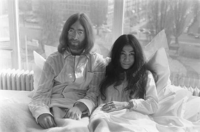 John Lennon en zijn echtgenote Yoko Ono op huwelijksreis in Amsterdam. John Lenn Bestanddeelnr 922 2305