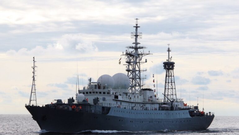 La nave spia russa Yantar avvicina la Scozia. Il Regno Unito schiera una fregata e caccia Raf, modifica le regole d’ingaggio e accusa Mosca di mappare i cavi sottomarini.