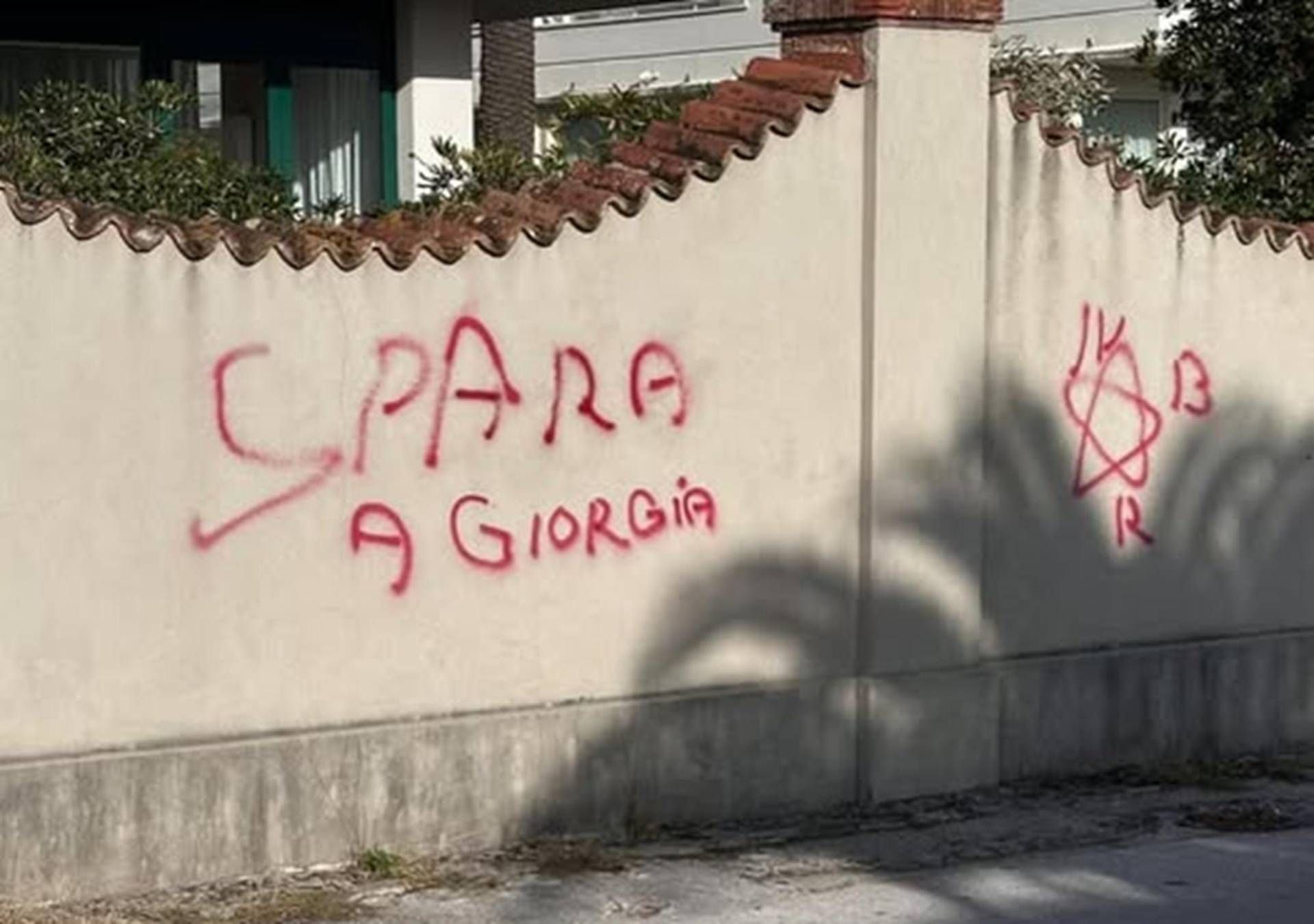 pietrasanta scritte meloni donzelli fb