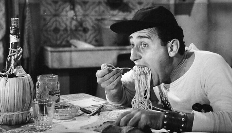 Alberto Sordi scena degli spaghetti Un americano a Roma 1954