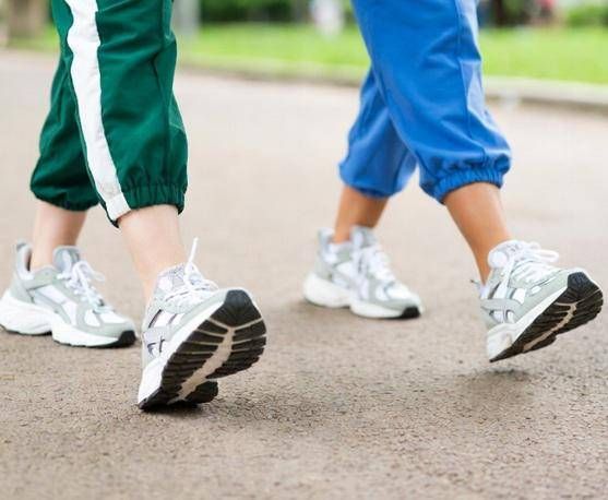 Camminare protegge il cuore e il cervello, non servono 10mila passi al giorno: lo studio