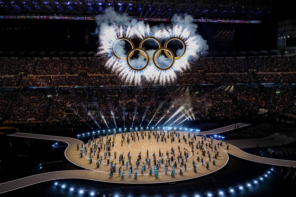 Milano Cortina, fischi per Israele e Stati Uniti alla cerimonia d’apertura. Ovazione per Ucraina