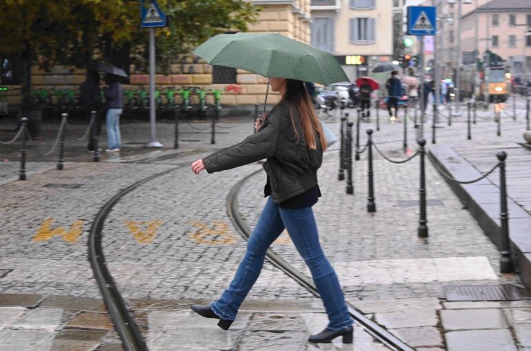 ftg ipa66860299 ragazza ombrello ipa