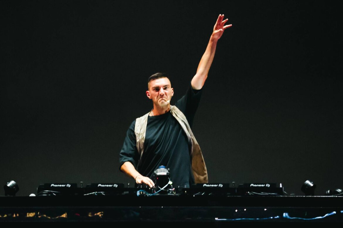 Milano Cortina, Gabry Ponte dà spettacolo nella cerimonia di chiusura sulle note di ‘Blue – Da Ba Dee’