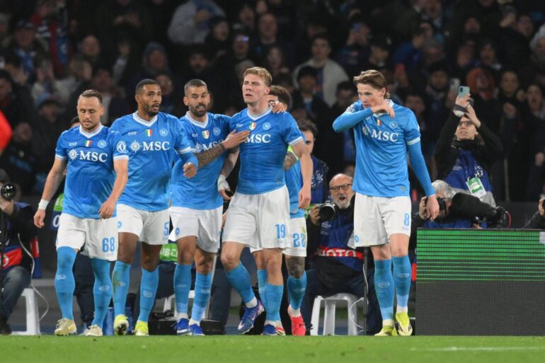 il napoli esulta dopo il gol di hojlund contro il chelsea