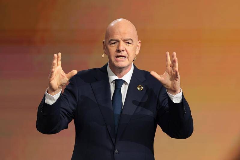 Fifa, l’assist di Infantino a Putin: “L’esclusione della Russia ha creato odio, va rivista”
