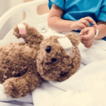 orsetto bambina ospedale 123rf