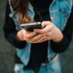 ragazza telefonino cellulare smartphone 123rf