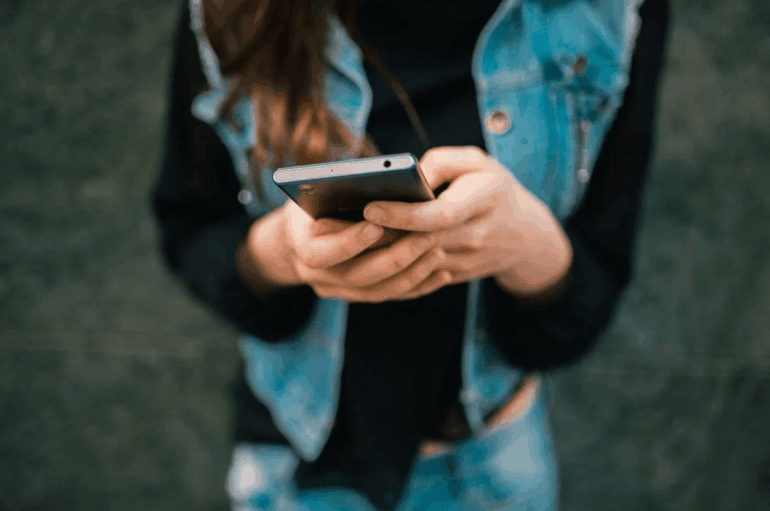 ragazza telefonino cellulare smartphone 123rf