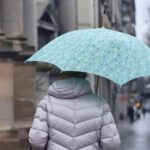 signora con ombrello maltempo ipa