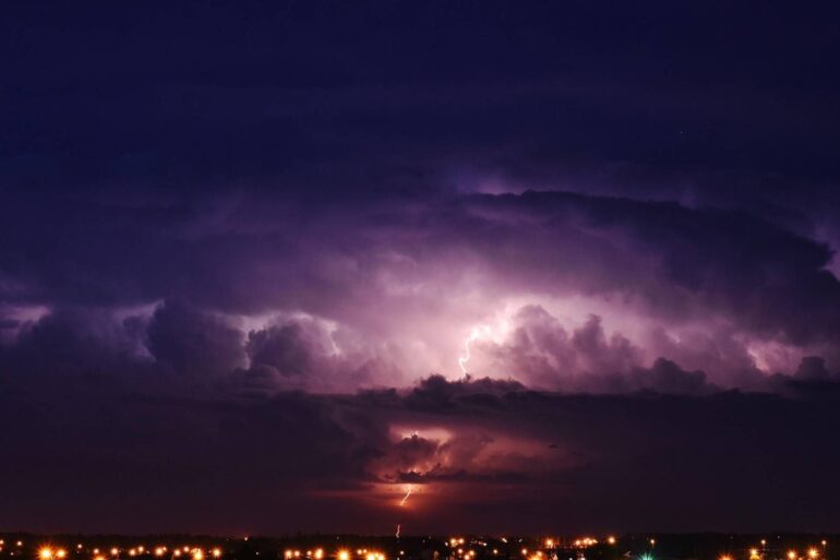 temporale citta cielo fulmine 123rf