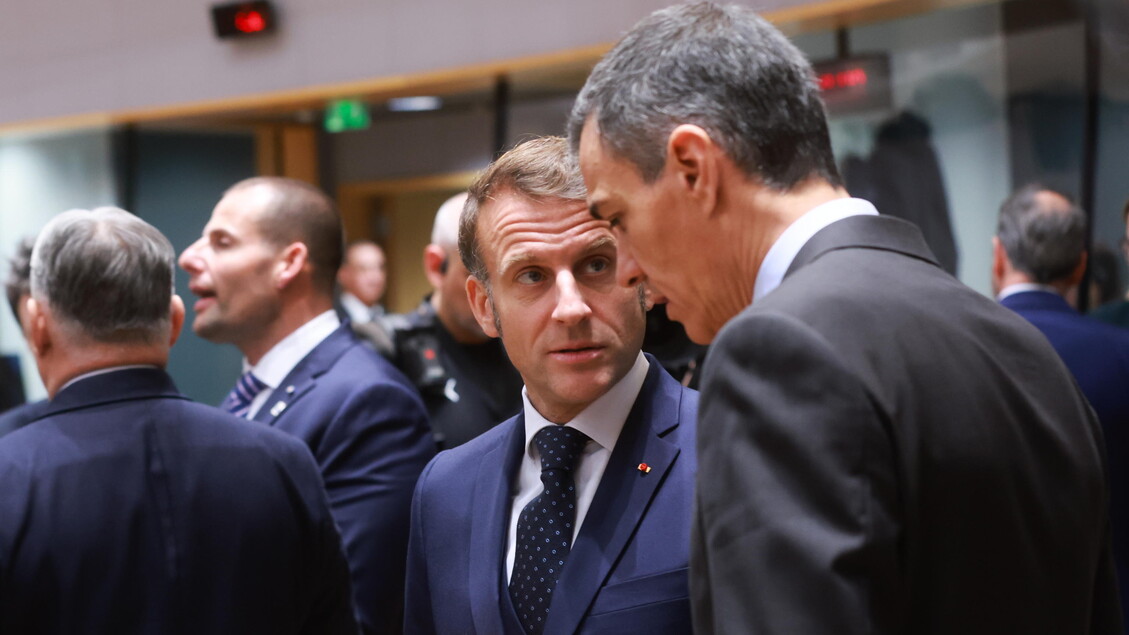 Macron telefona a Sanchez, solidarietà dopo critiche di Trump