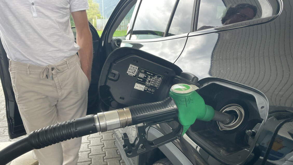 Staffetta, rallenta l’aumento dei prezzi dei carburanti alla pompa