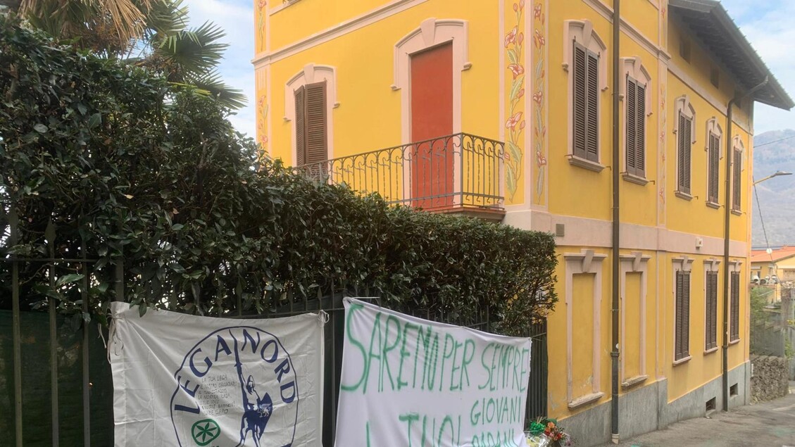 A Pontida già centinaia di militanti della Lega per l’ultimo saluto a Bossi