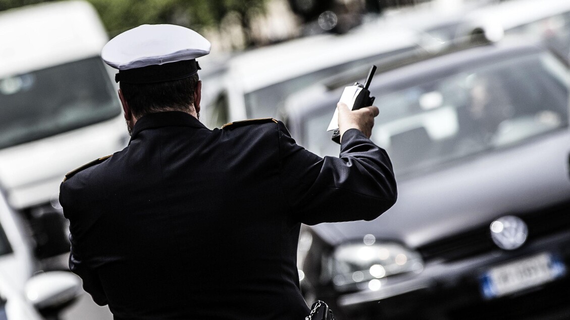 Scontro fra auto e microcar a Roma, muore un 17enne