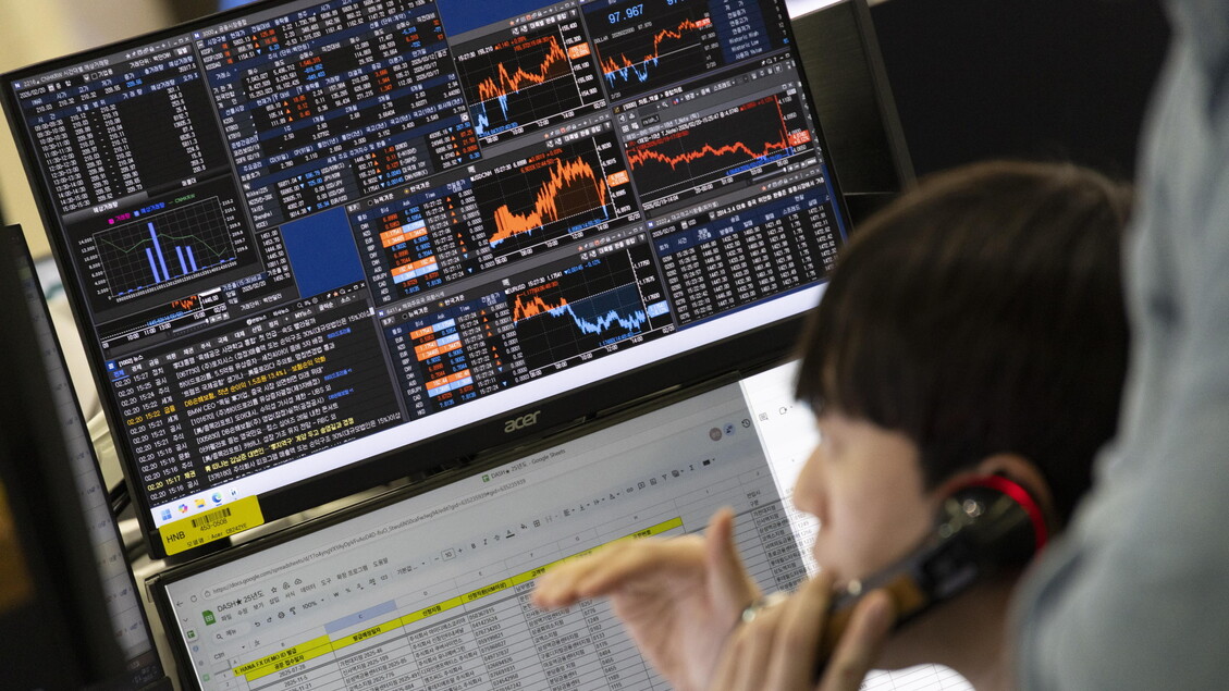 ++ Borsa: l’Asia ancora nella tempesta, chiusura in forte calo ++