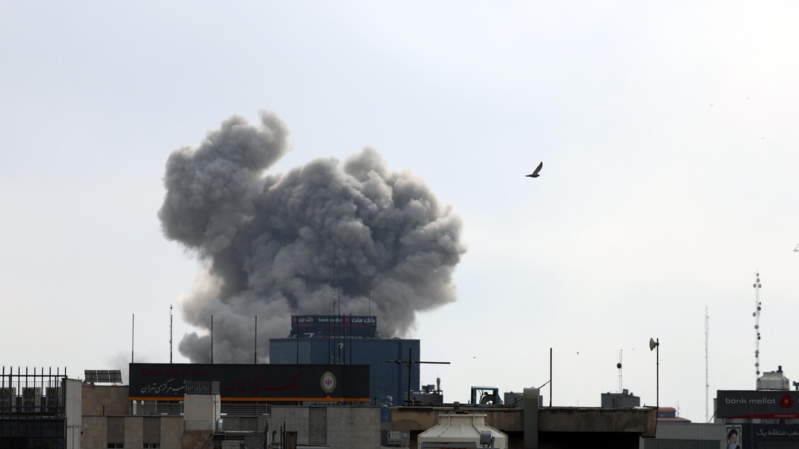Media, ‘raid aerei colpiscono l’aeroporto Mehrabad a Teheran’