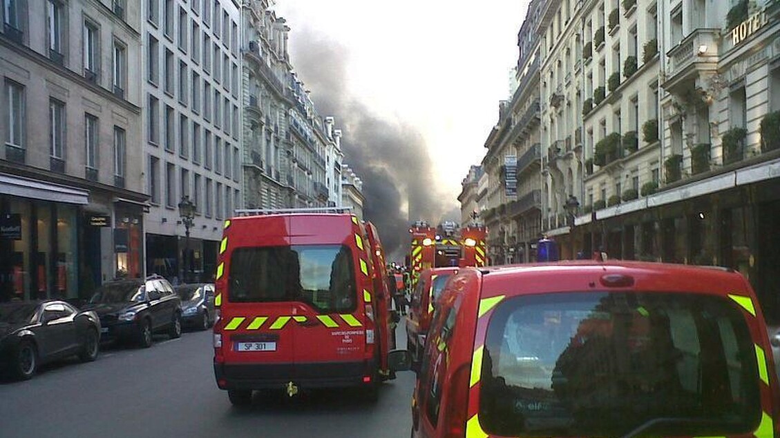 In fiamme a Parigi l’Hotel Bristol a due passi dall’Eliseo