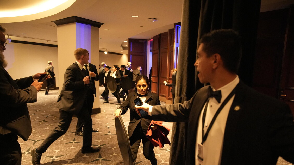 Alla cena dei corrispondenti anche Erika Kirk in lacrime