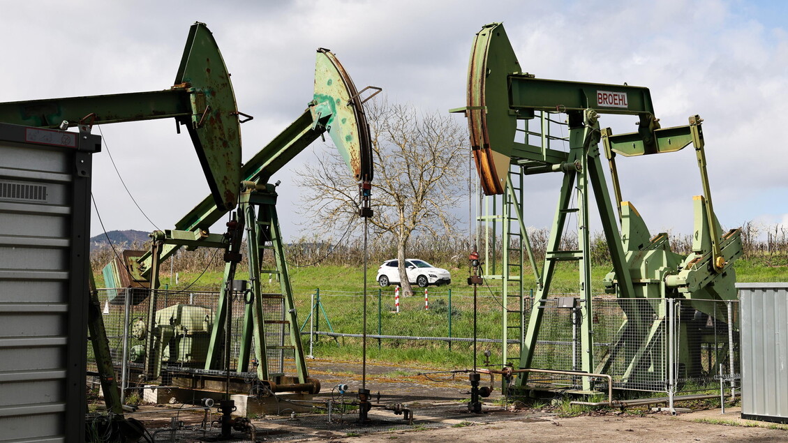 Il petrolio balza fino a 126 dollari sui timori di una guerra prolungata