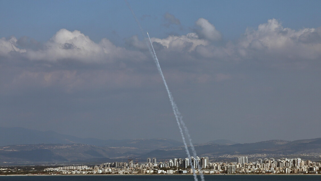 Missile iraniano su un palazzo a Haifa, 4 feriti e rischio di crollo