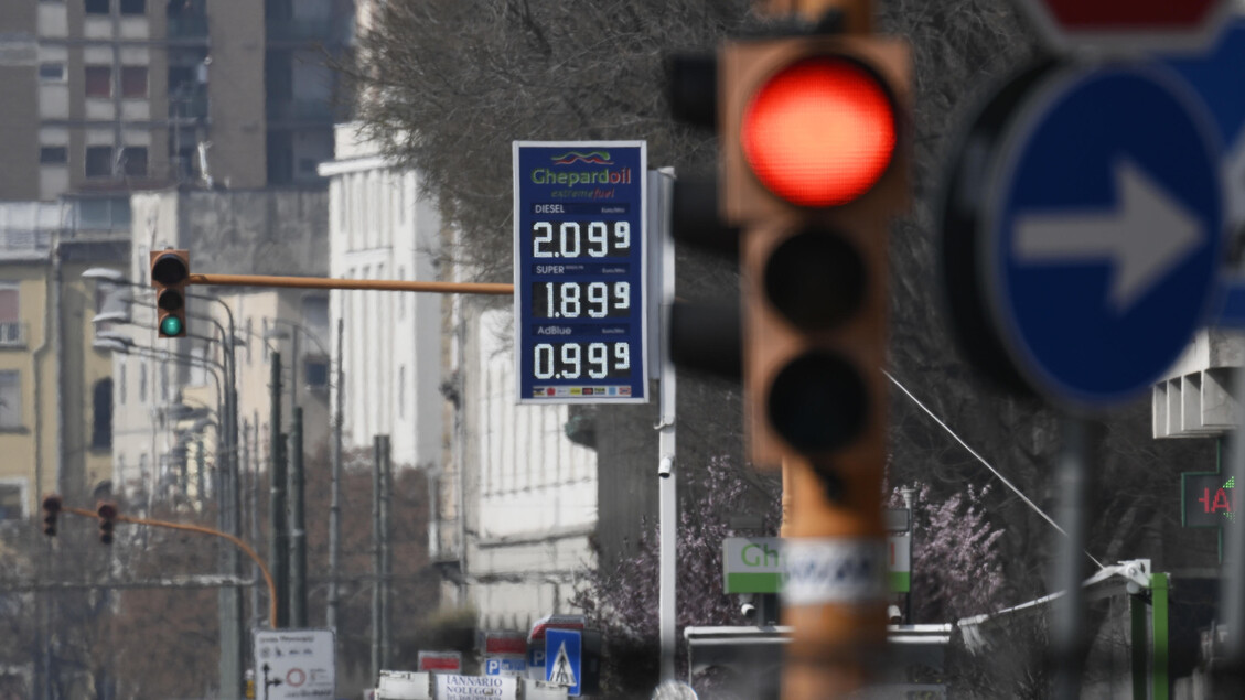 Sondaggio, 6 italiani su 10 temono di non trovare più benzina