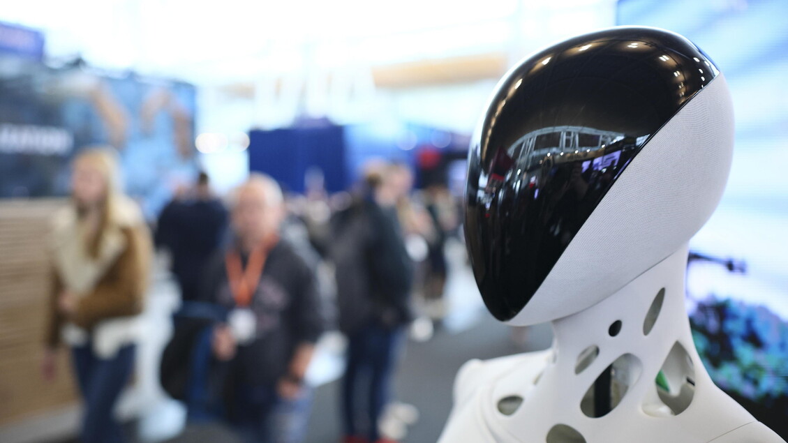 Lavoratori preoccupati per l’IA, 4 su 10 temono di essere sostituiti