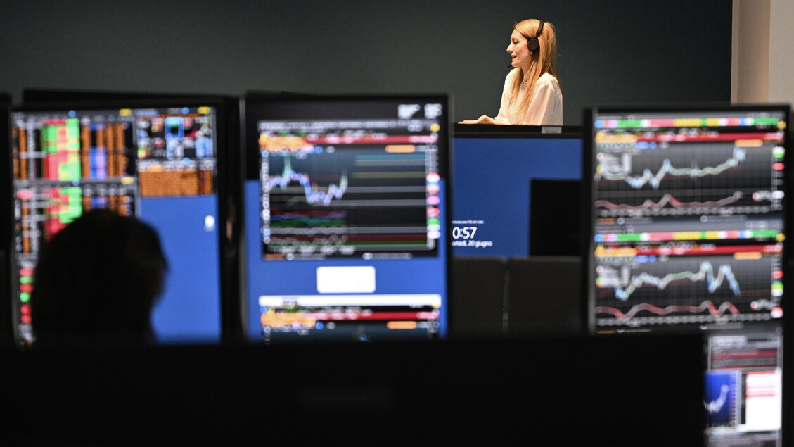 Lo spread tra Btp e Bund si stringe, chiude a 72 punti