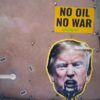Greenpeace esibisce immagine di Trump che vomita petrolio, ‘no oil, no war’