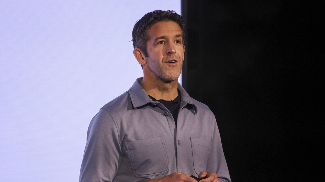 Apple nomina John Ternus Ceo, Cook è presidente esecutivo