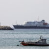 Hantavirus, la nave Hondius entrata nel porto di Granadilla a Tenerife