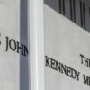 Giudice Usa, ‘illegittimo il nome di Trump al Kennedy Center, va rimosso’