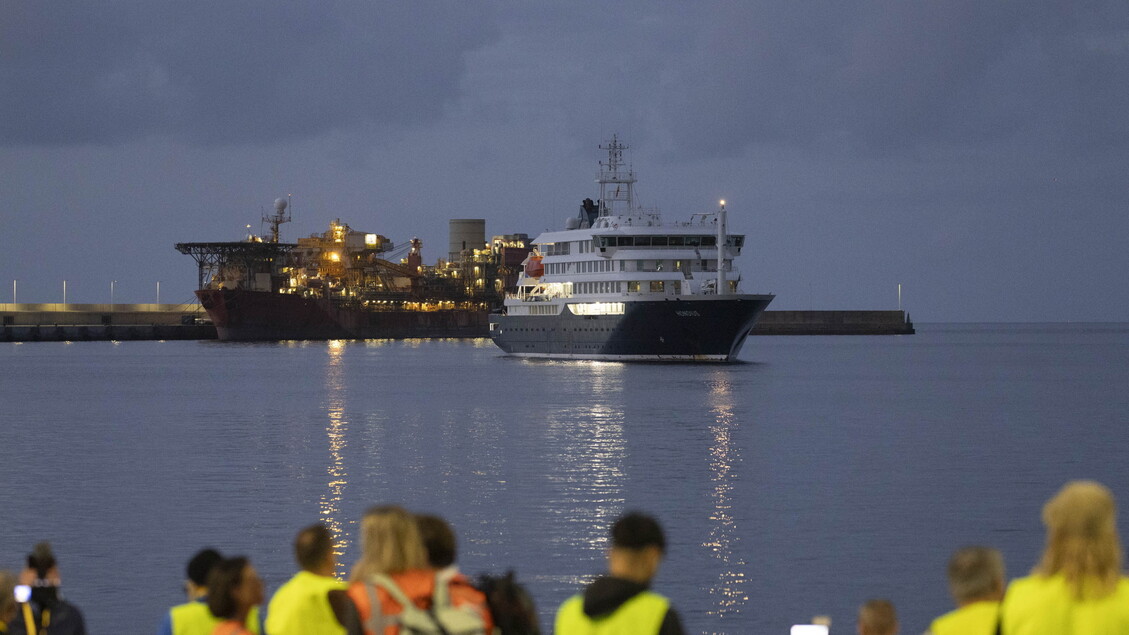 Cominciato lo sbarco dei primi passeggeri dalla nave Hondius