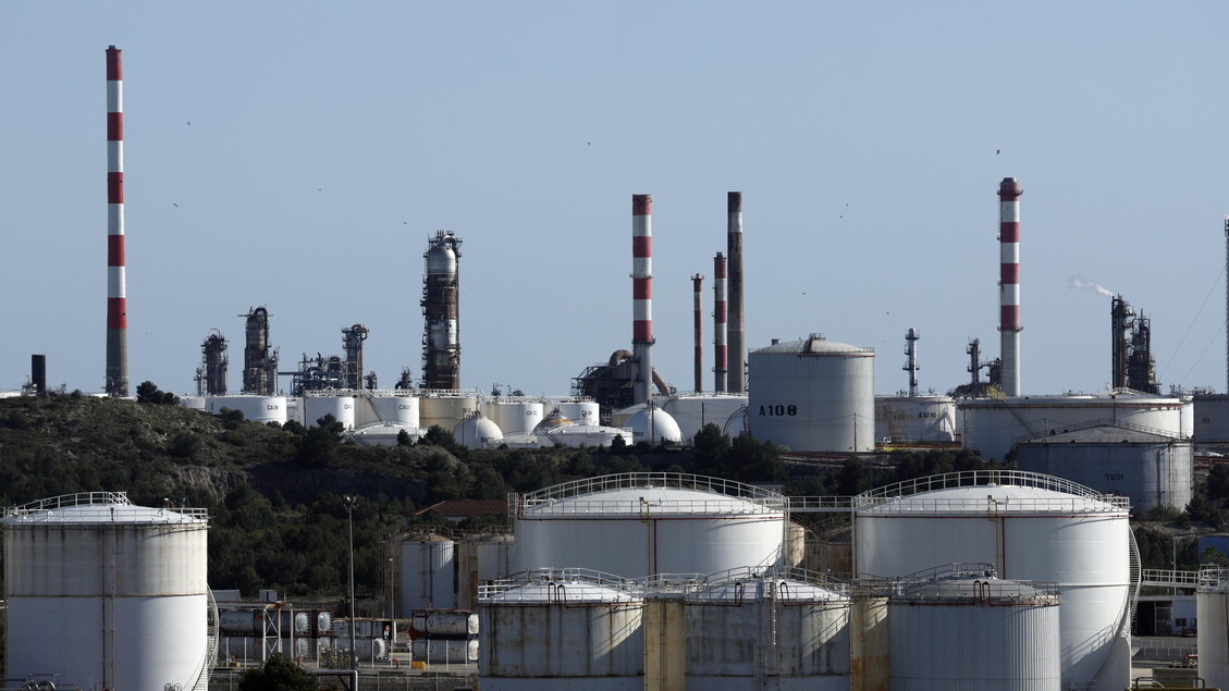 Il petrolio chiude a New York in brusca frenata, a -6,96%