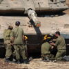 Nuova foto shock, soldato Idf mette una sigaretta in bocca a statua di Maria