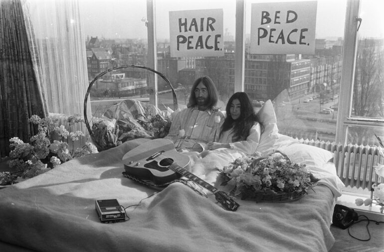 John Lennon en zijn echtgenote Yoko Ono op huwelijksreis in Amsterdam. John Lenn Bestanddeelnr 922 2302