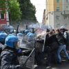 Autonomi a Torino contro forze dell’ordine, carica in risposta