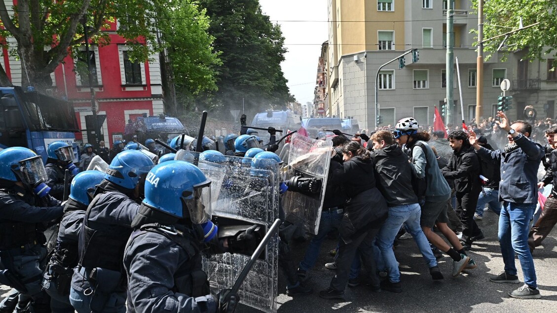 Autonomi a Torino contro forze dell’ordine, carica in risposta