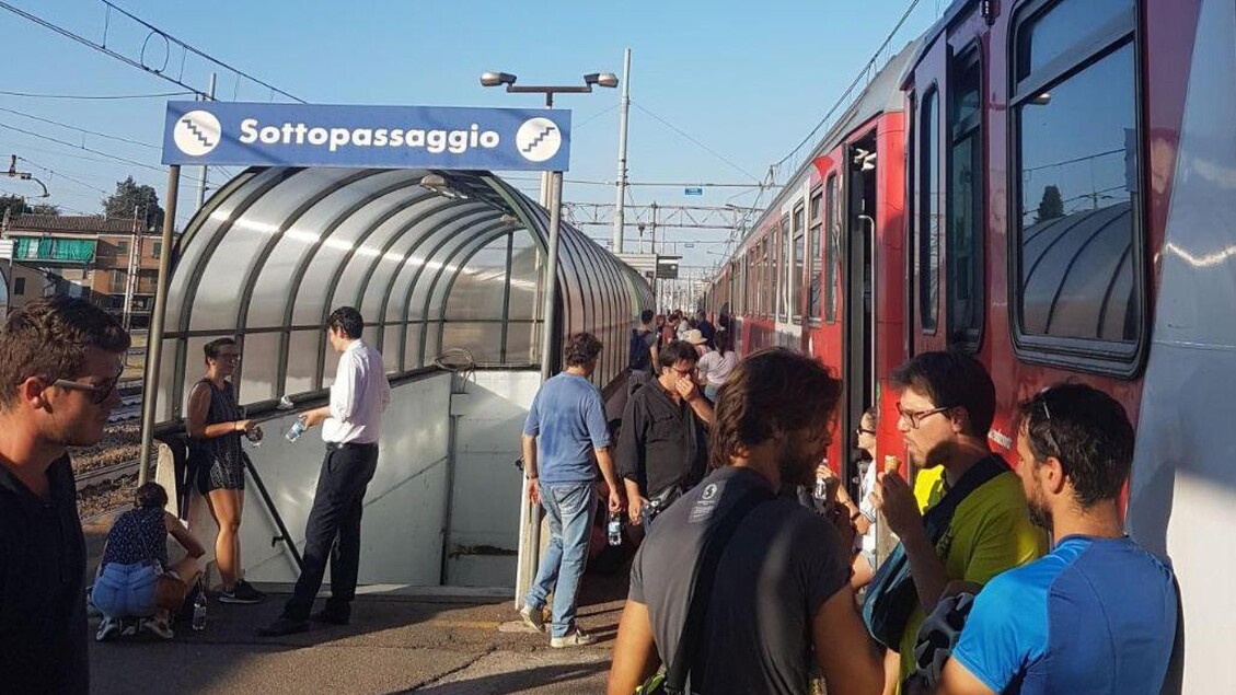 Treno bloccato a Milano per ore con 200 a bordo senza aria condizionata