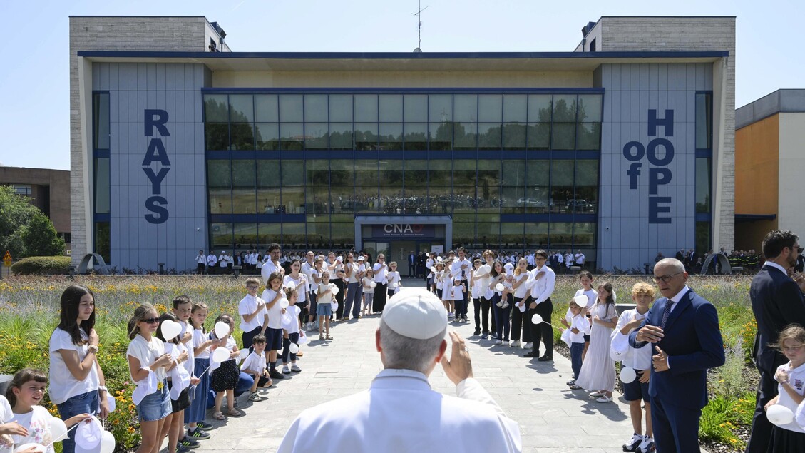 Il Papa, basta parole d’odio e bullismo, vogliamo la pace