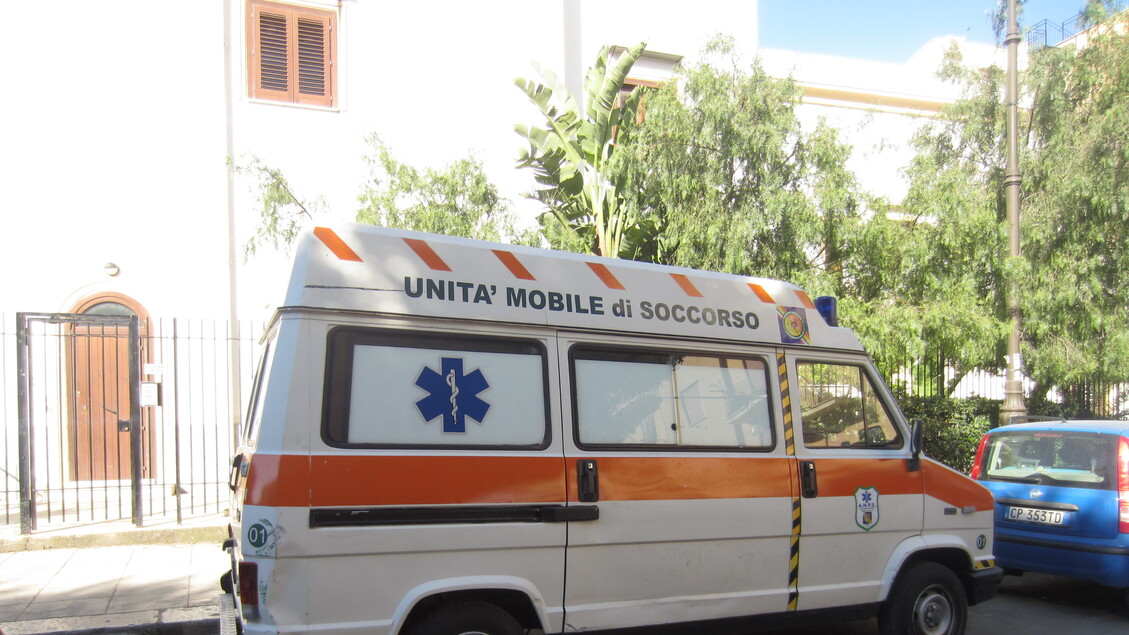Auto travolge gruppo di ciclisti, una è morta