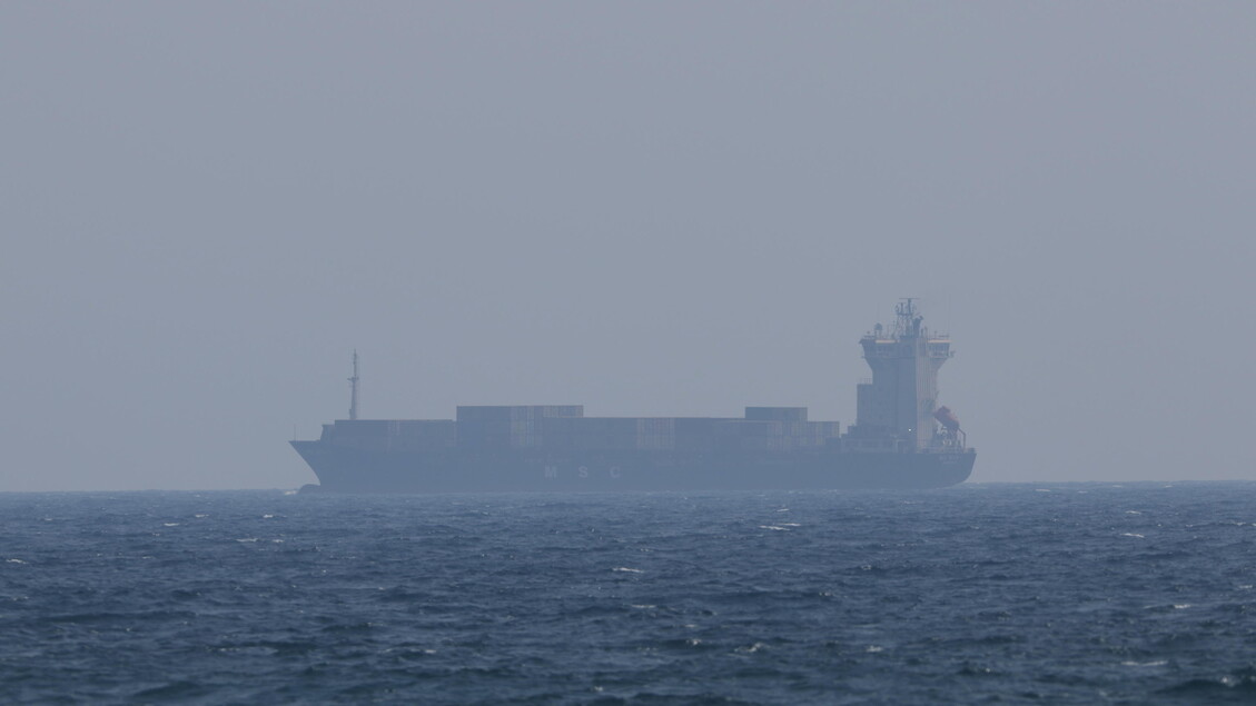 Usa, colpita e fermata una nave cisterna di Palau nel golfo dell’Oman