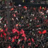 Media Iran mostrano i partecipanti al funerale di Khamenei con slogan ‘uccidere Trump’