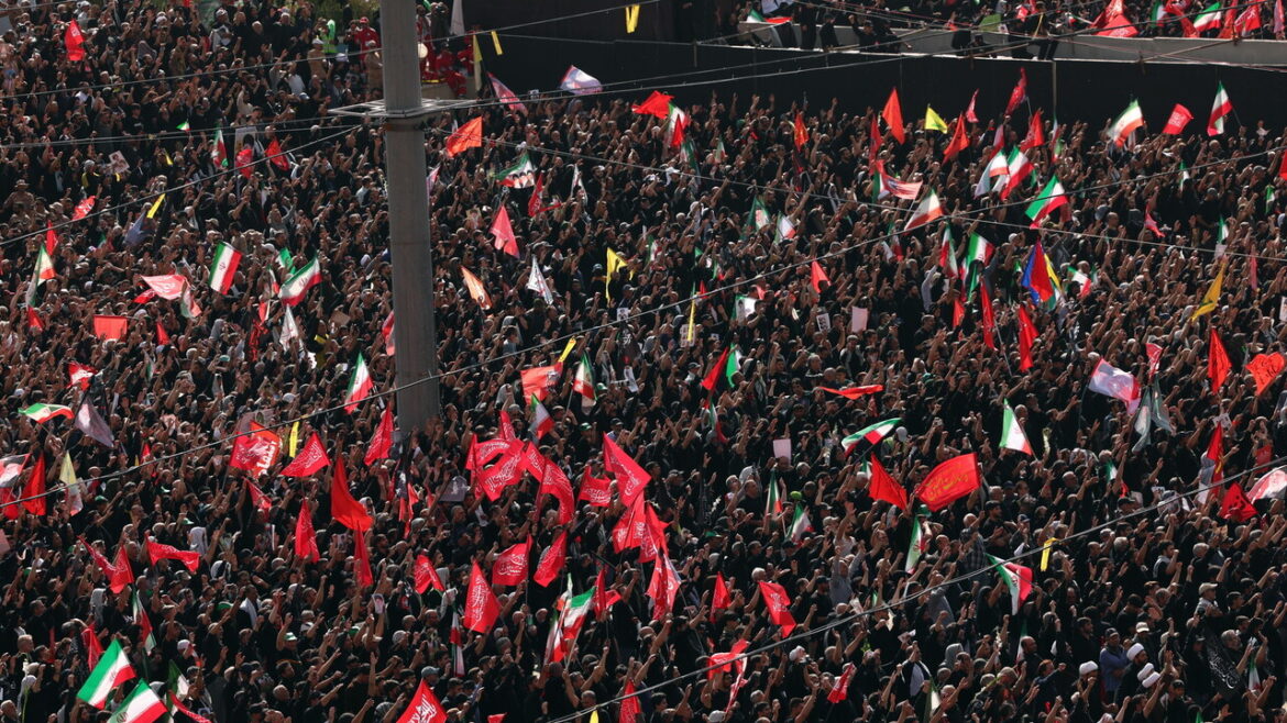 Media Iran mostrano i partecipanti al funerale di Khamenei con slogan ‘uccidere Trump’