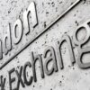 Borsa: Europa stabile, tra lusso che sale e tlc che scendono