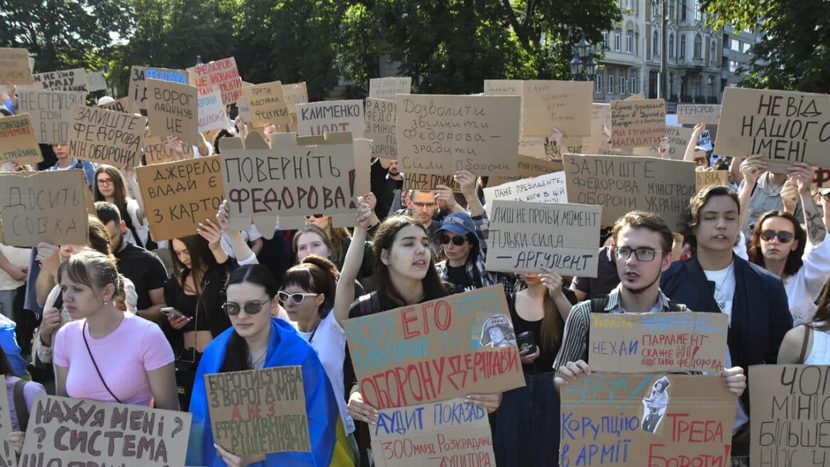 Migliaia in piazza a Kiev contro la rimozione del ministro della Difesa