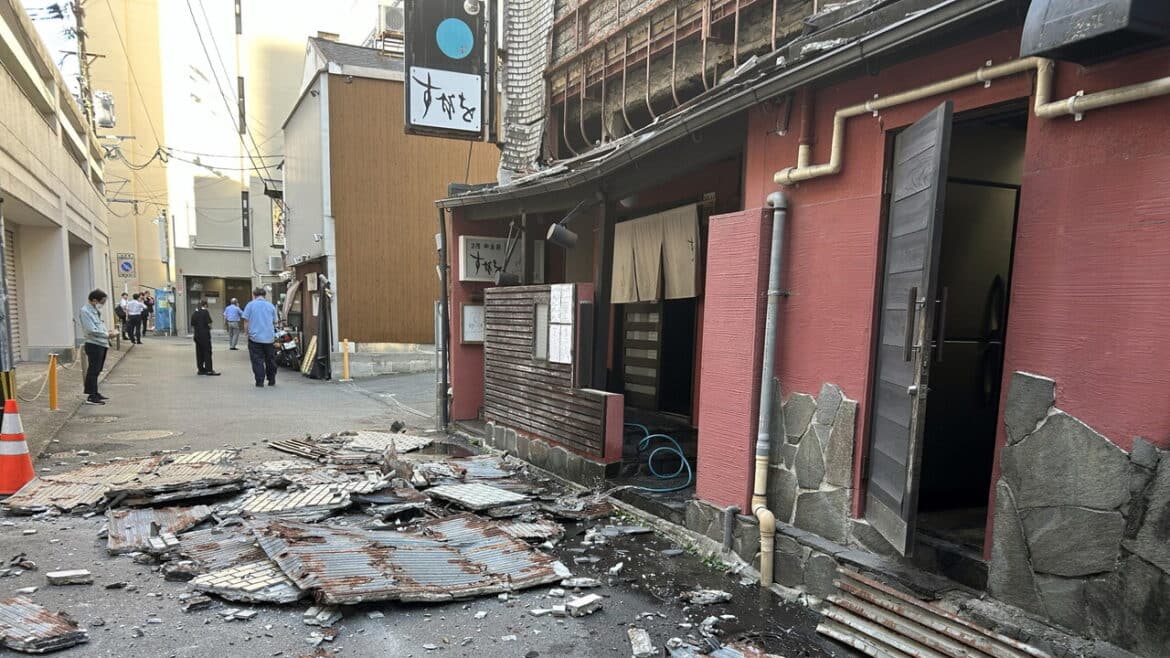 Sisma in Giappone, esplosione in un centro commerciale, persone intrappolate